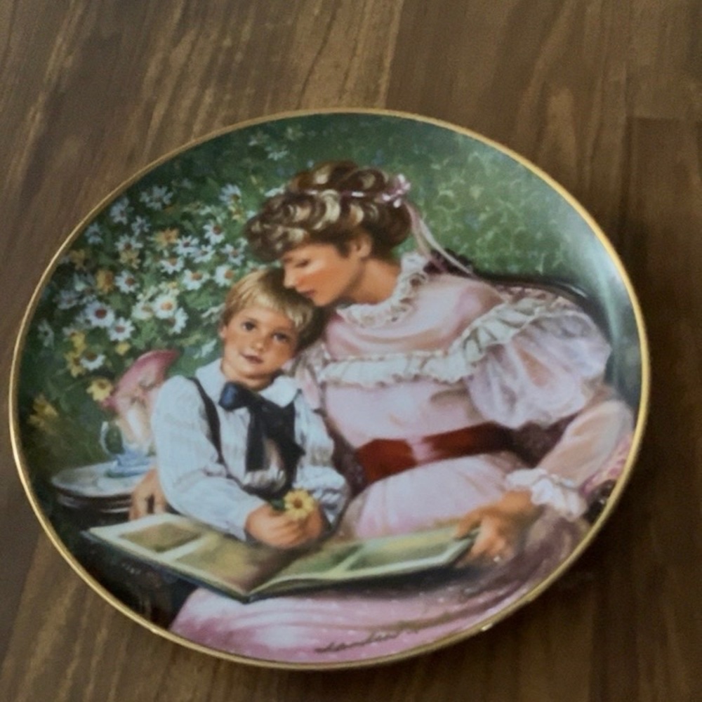 Decorative Plate with Mother and Child Design